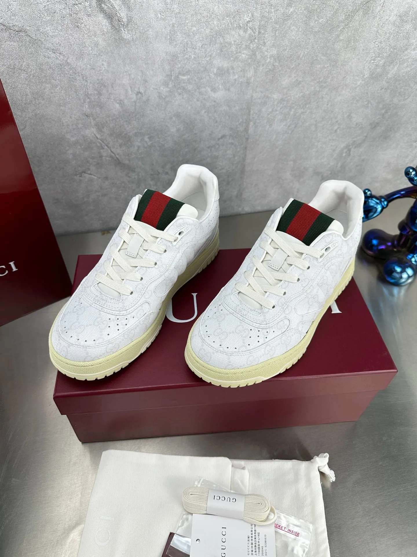 Factory price: 640💰The top version of Gucci Gucci's latest hot-selling couple's sneaker series is shipped. The original version is purchased, developed and manufactured. This high-low top sneaker adopts a basketball-style silhouette design, cleverly incorporating hollow panels and distressed effects, showing its unique ingenuity. The ingenuity incorporates brand logo details such as interlocking Double G styling accessories and Gucci lettering, a low-key tribute to the brand's design heritage. Exquisite packaging at the delivery counter 🛍📦 ▪️ Fabric: Original customized imported first-layer cowhide ▪️ Inner lining: Imported first-layer cowhide ▪️ Sole: Original molded TPU sole ▪️ Sole thickness: 3cm ▪️ Size: Women's 35-41 Men's 38-45 (Female 41, Men 38 45 customized) ▪️ p
